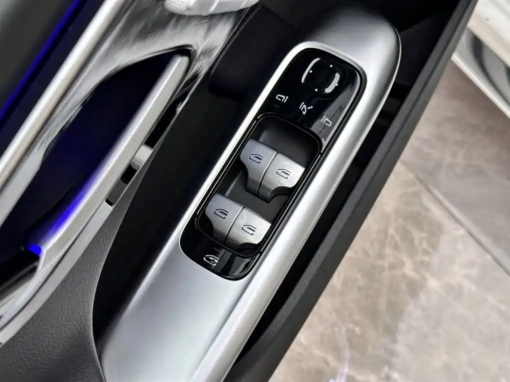 Mercedes-Benz C-Class 2024 — фото 16