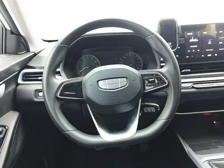 Geely Emgrand 2025 — фото 15
