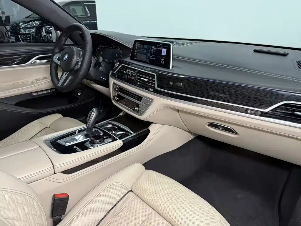BMW 7 Series 2018 — фото 11