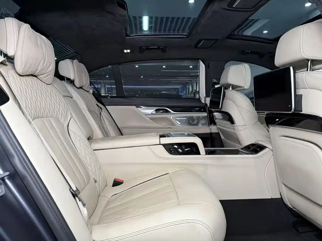BMW 7 Series 2018 — фото 13