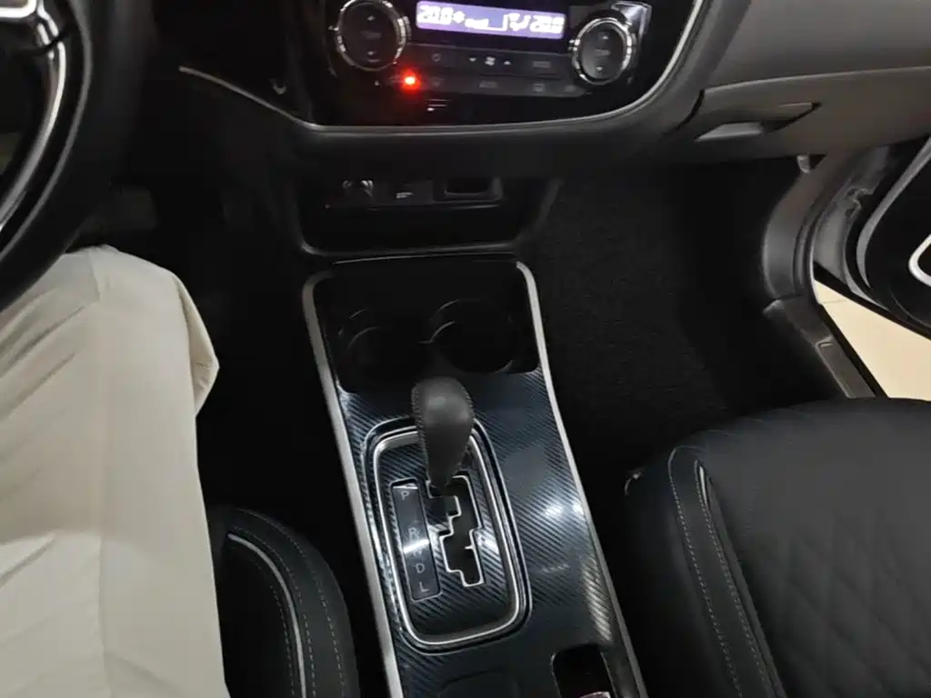 Mitsubishi Outlander 2021 — фото 14