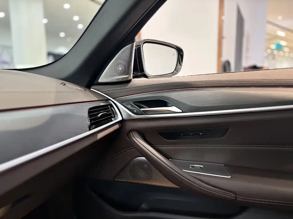 BMW 5 Series 2023 — фото 10