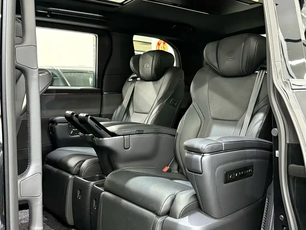 Lexus LM 2025 — фото 10