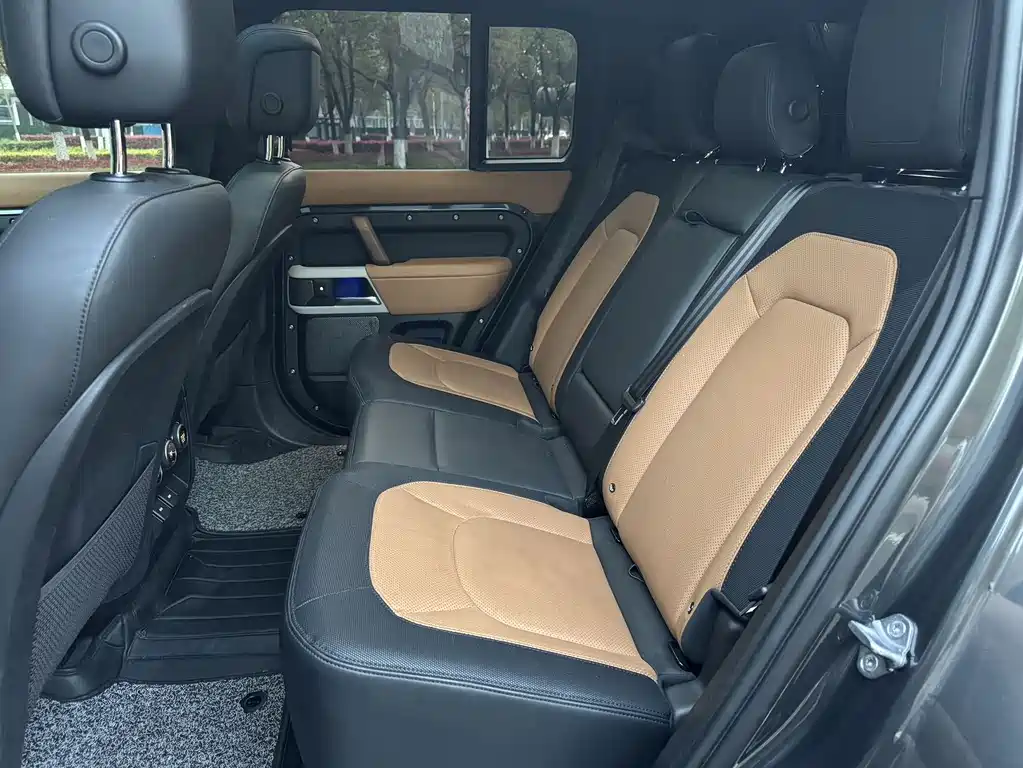 Land Rover Defender 2023 — фото 10