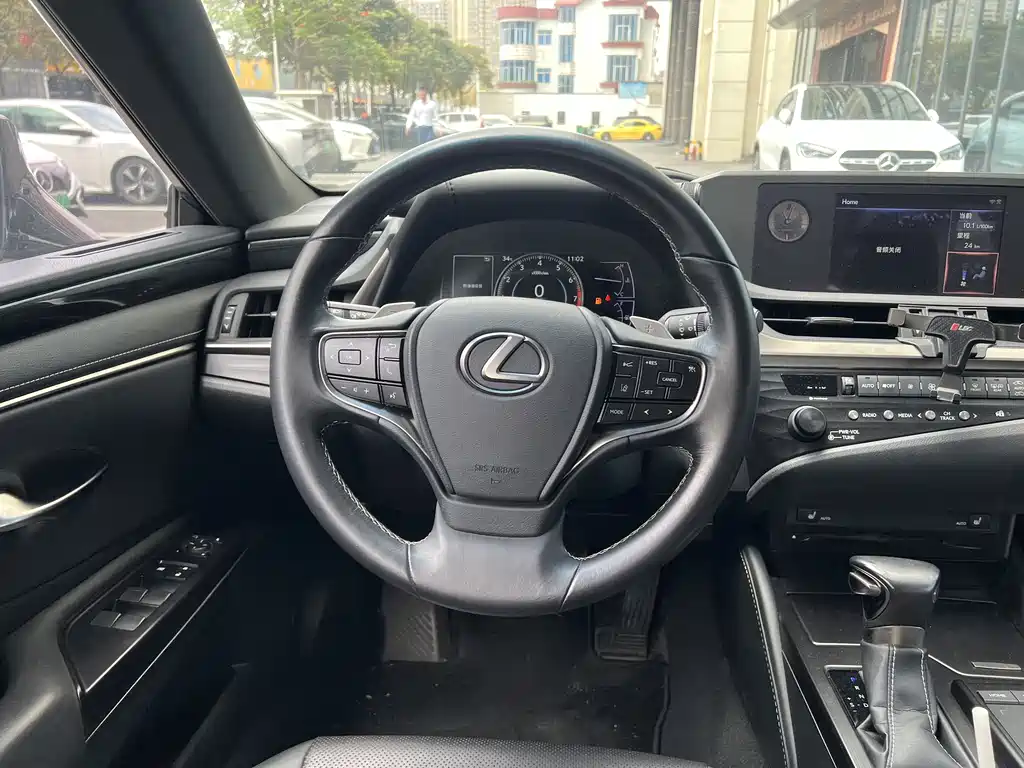Lexus ES 2018 — фото 13