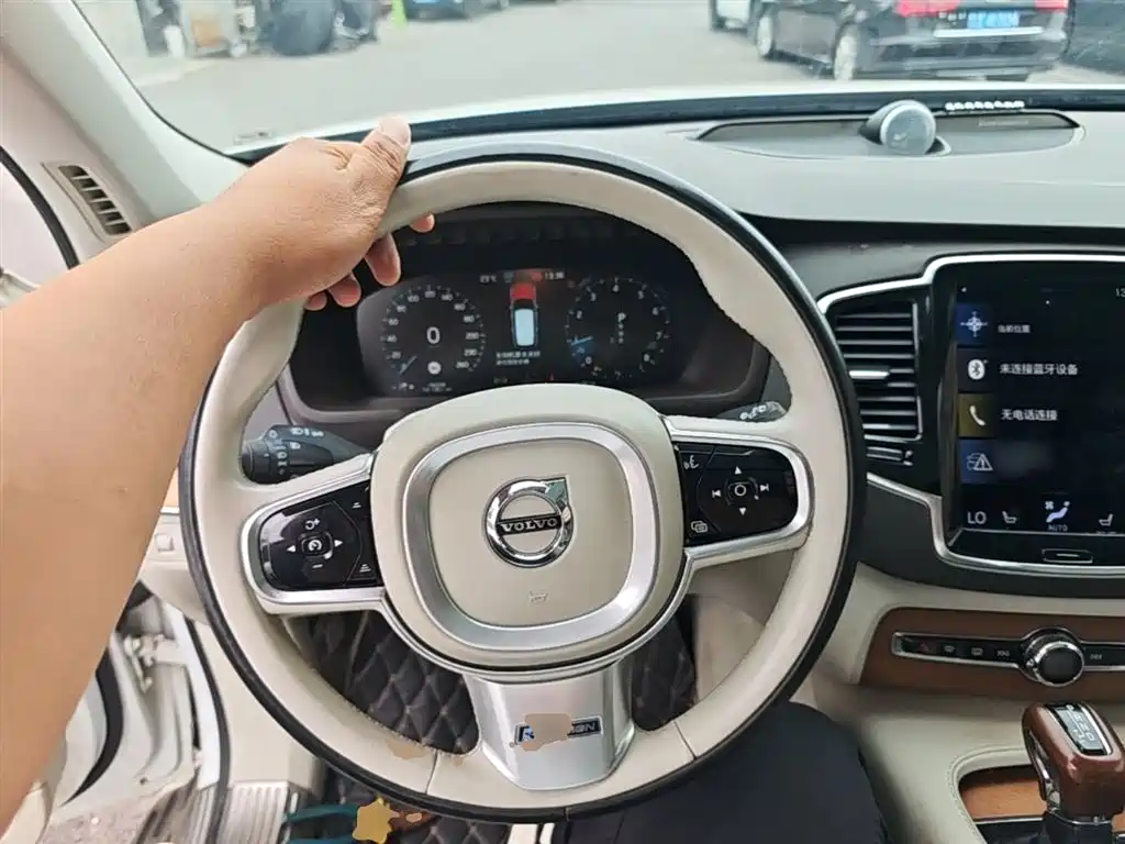 Volvo XC90 2015 — фото 11