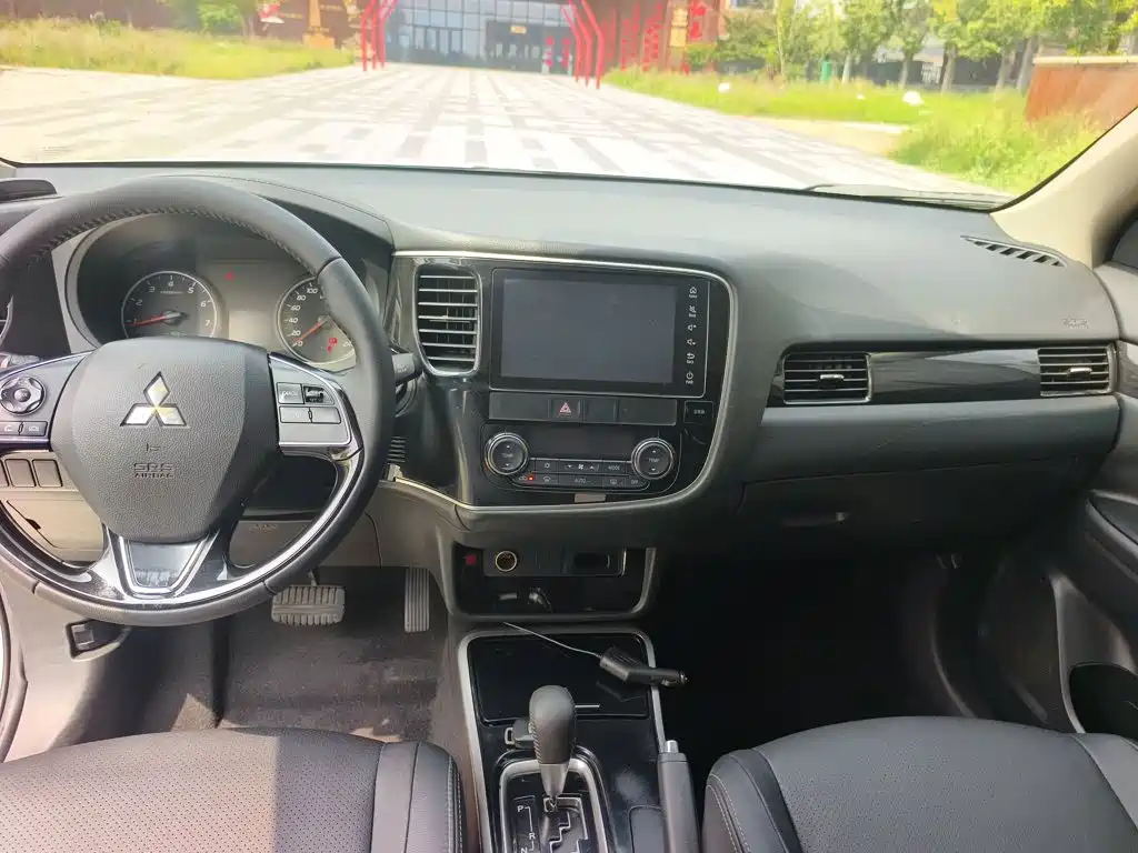 Mitsubishi Outlander 2017 — фото 14