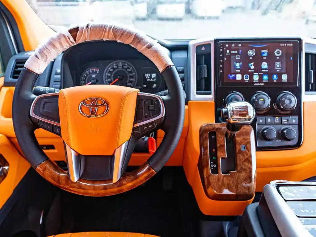 Toyota Hiace — фото 11