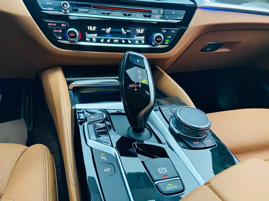 BMW 5 Series 2017 — фото 17
