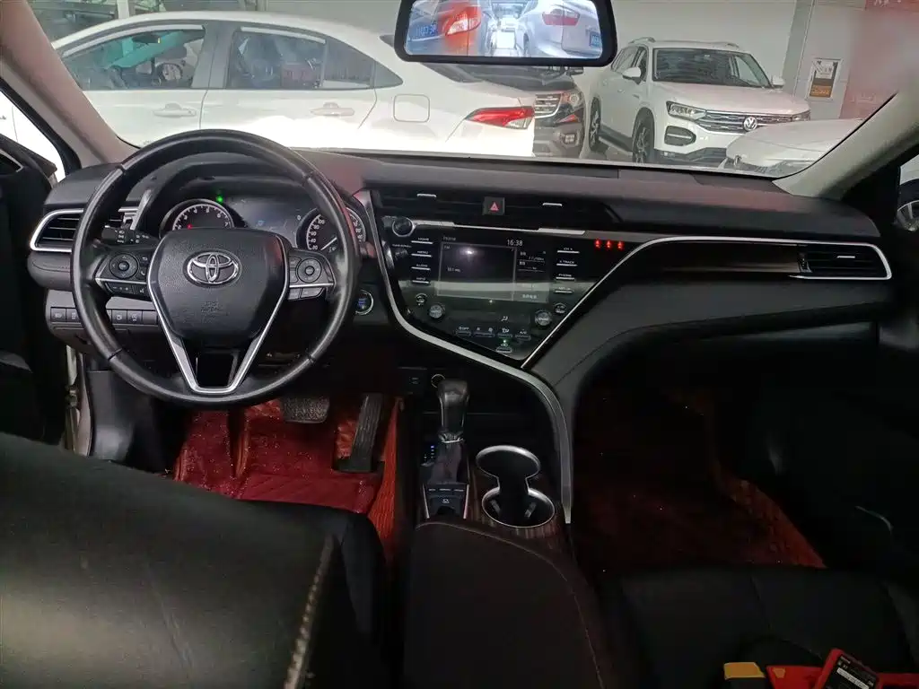 Toyota Camry 2018 — фото 6