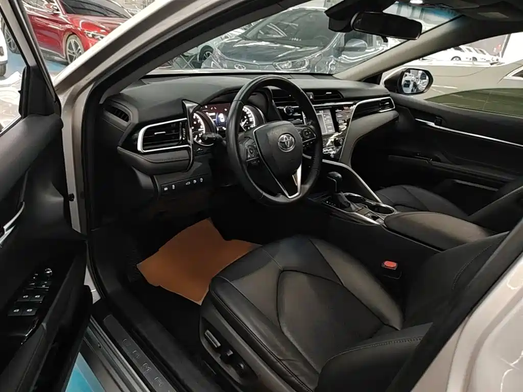 Toyota Camry 2018 — фото 16