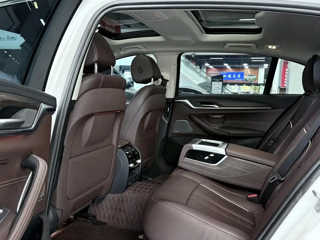 BMW 5 Series 2018 — фото 11