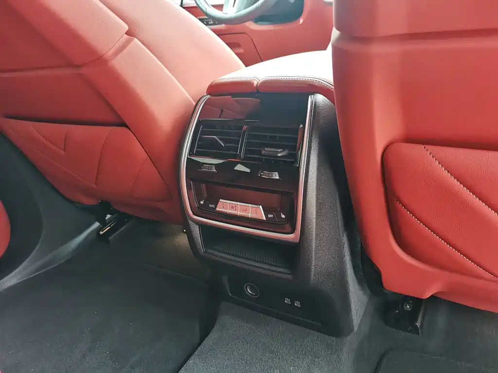 BMW XM 2023 — фото 22