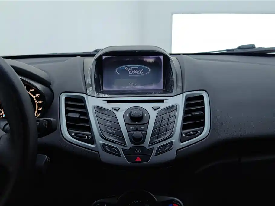 Ford Fiesta 2015 — фото 13