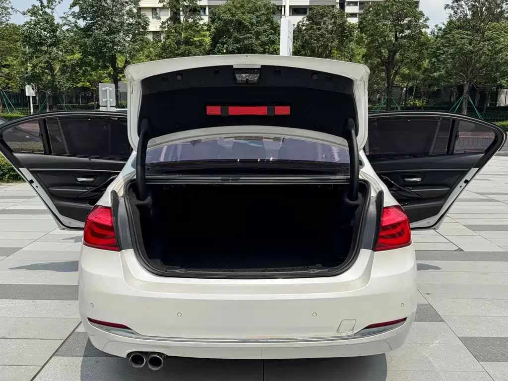 BMW 3 Series 2017 — фото 17