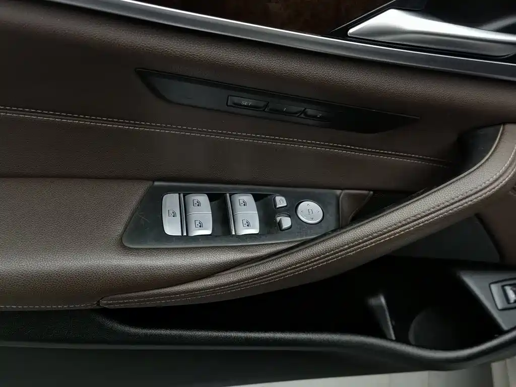 BMW 5 Series 2019 — фото 9