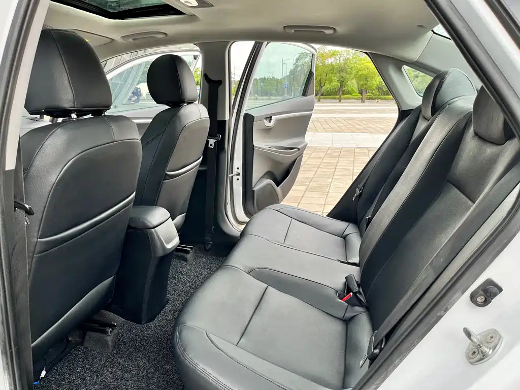Hyundai Elantra 2017 — фото 9