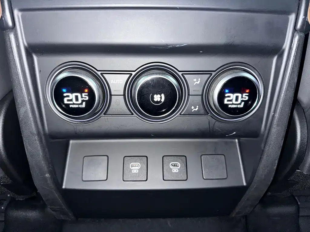 Land Rover Defender 2022 — фото 13