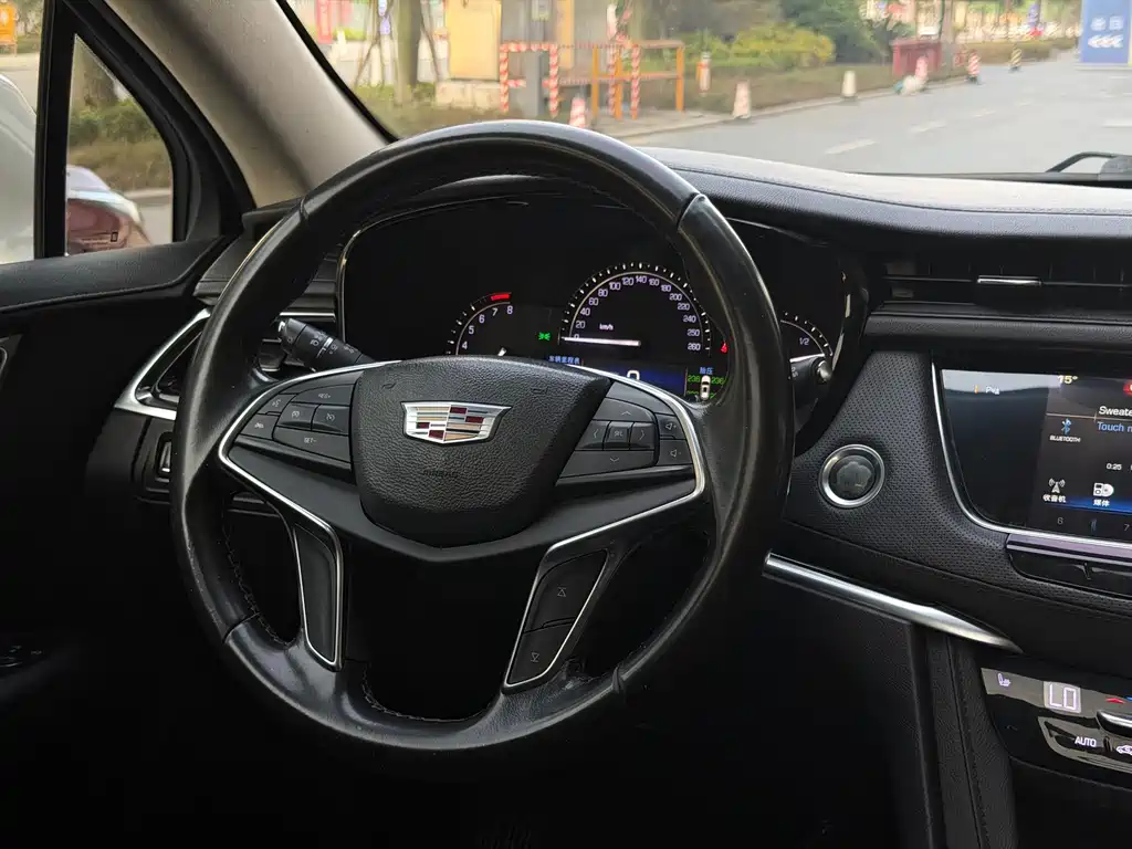 Cadillac XT5 2017 — фото 19