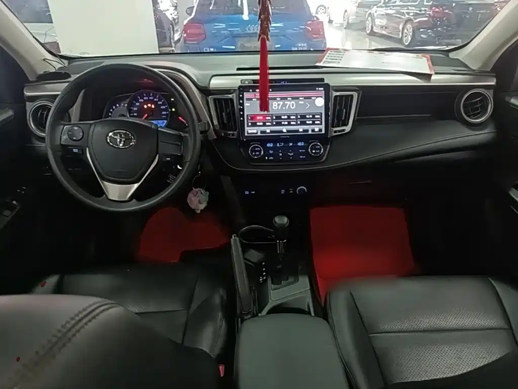 Toyota RAV4 2018 — фото 10