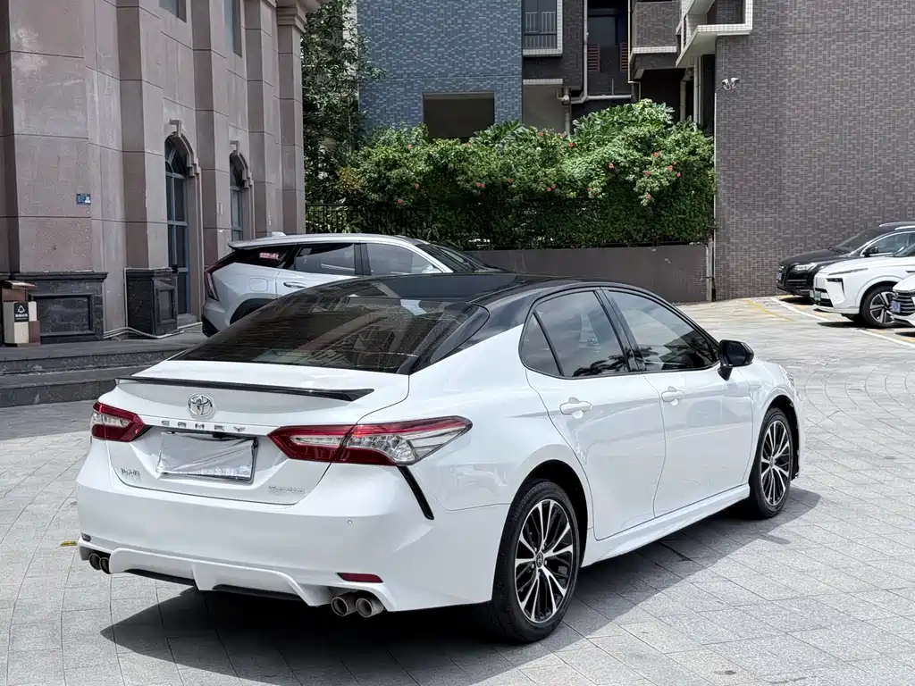 Toyota Camry 2018 — фото 9