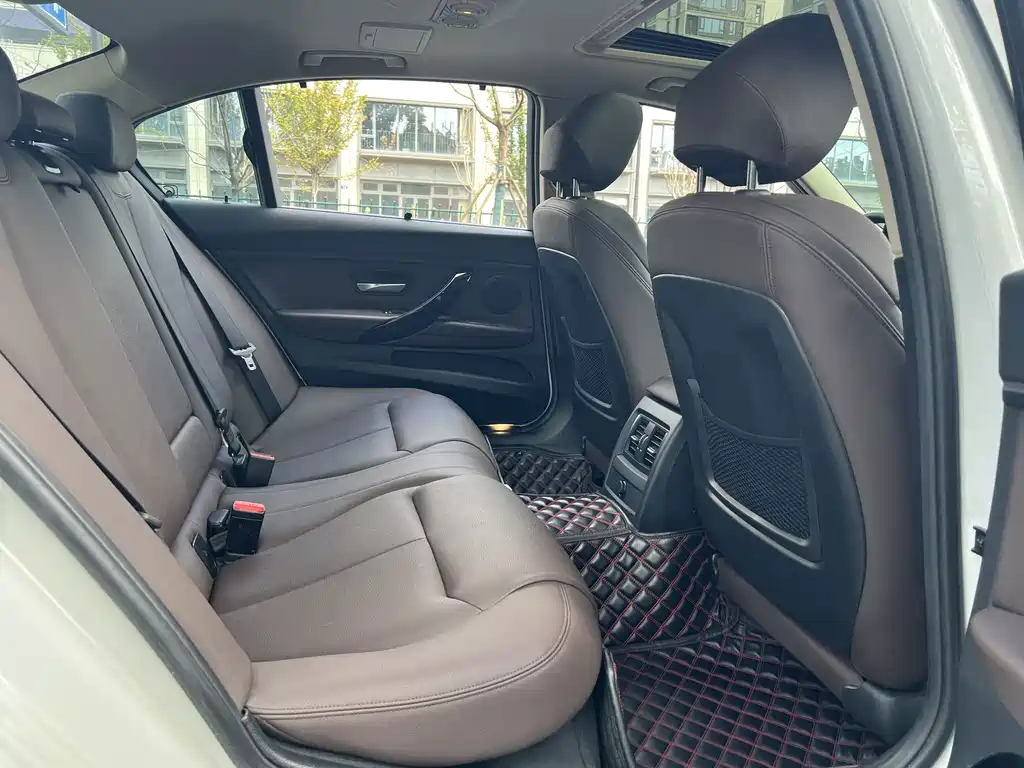 BMW 3 Series 2018 — фото 19