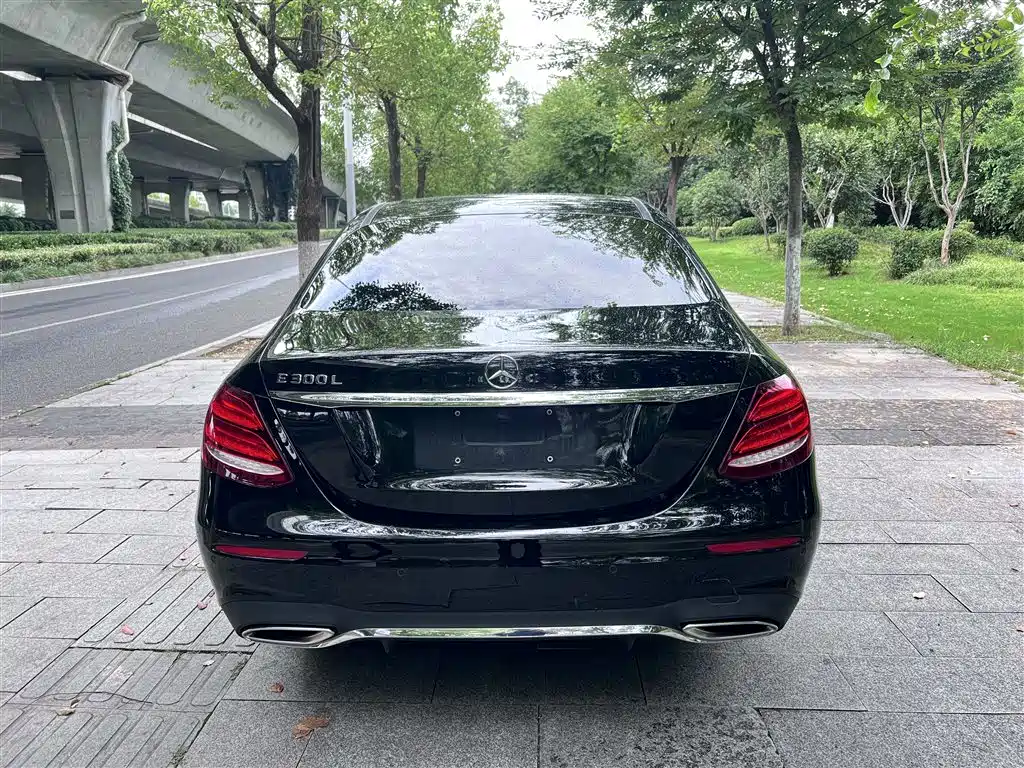 Mercedes-Benz E-Class 2018 — фото 17