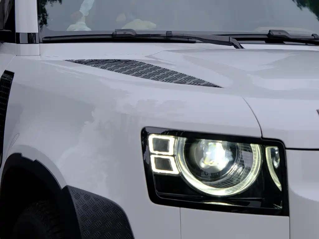 Land Rover Defender 2025