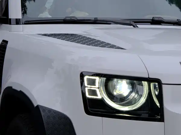 Land Rover Defender 2025