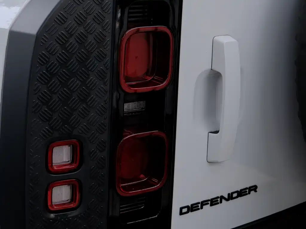 Land Rover Defender 2025