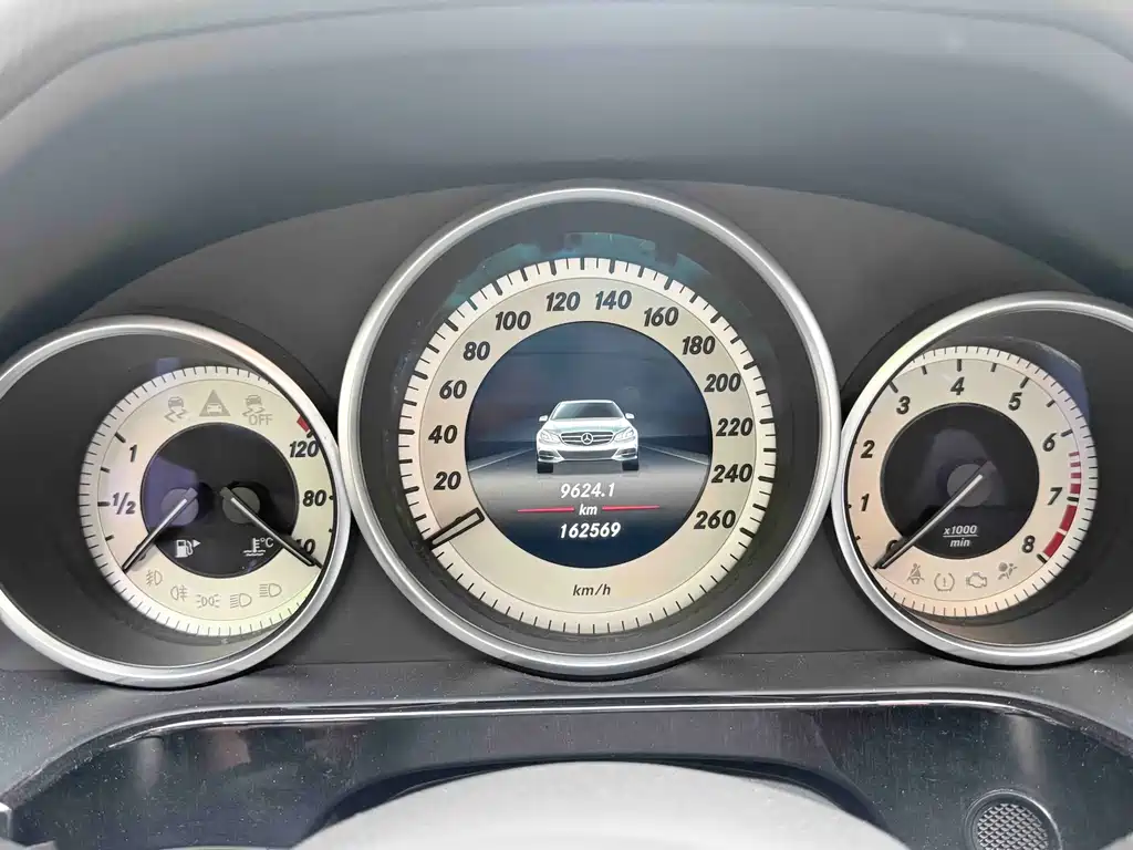 Mercedes-Benz E-Class 2014 — фото 12