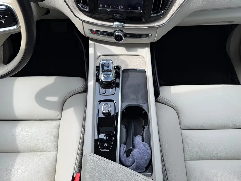 Volvo XC60 PHEV 2022 — фото 12