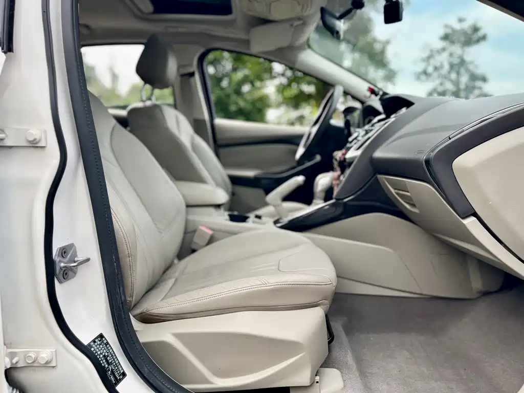 Ford Focus 2014 — фото 18