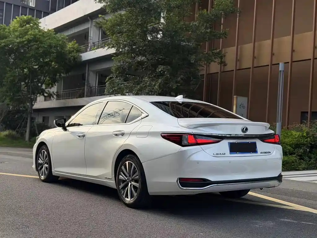 Lexus ES 2019 — фото 9