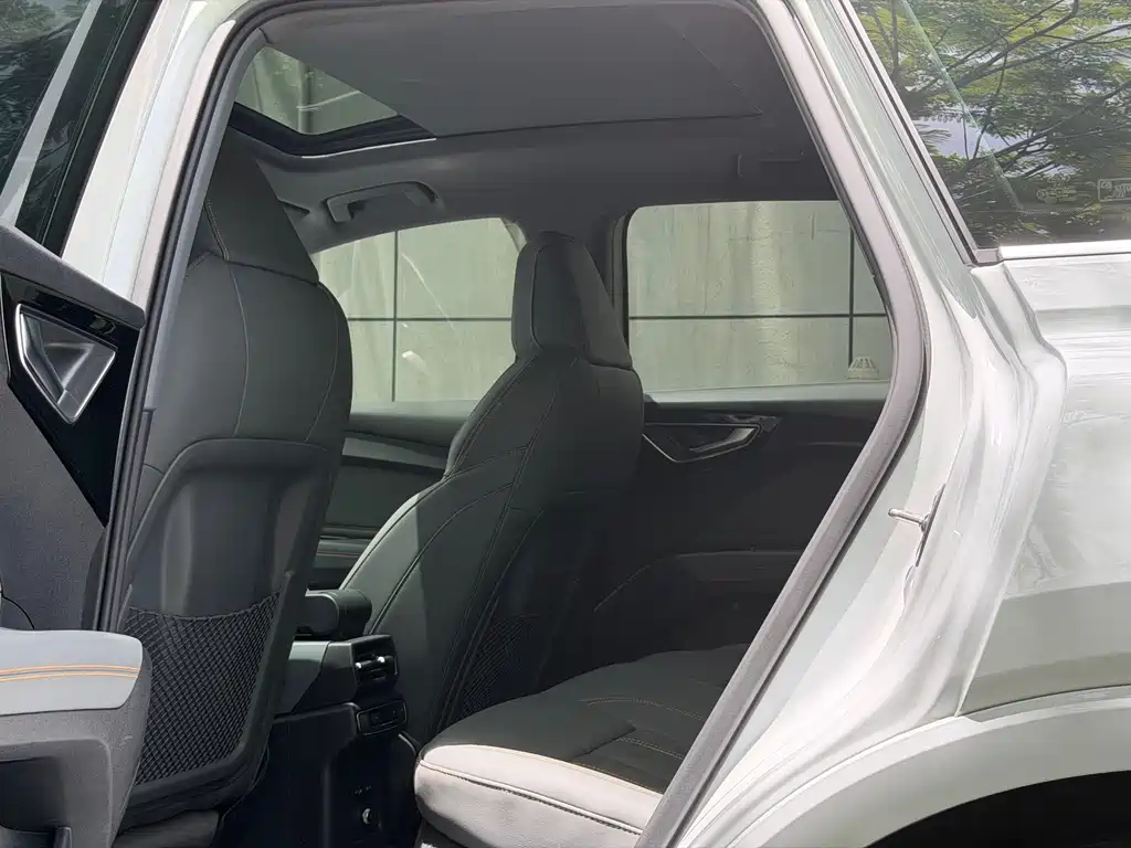 Audi Q4 e-tron 2023 — фото 10