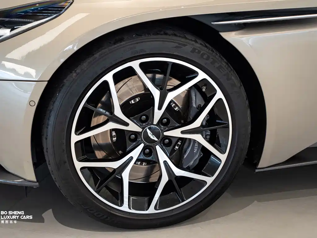 Aston Martin DB11 2018 — фото 16