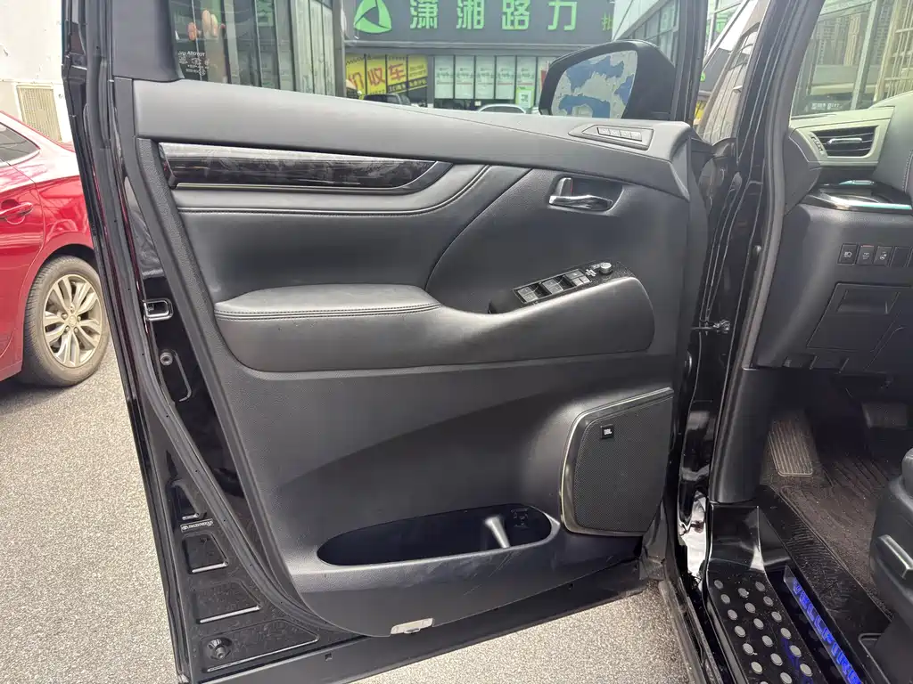 Toyota Vellfire 2023 — фото 6