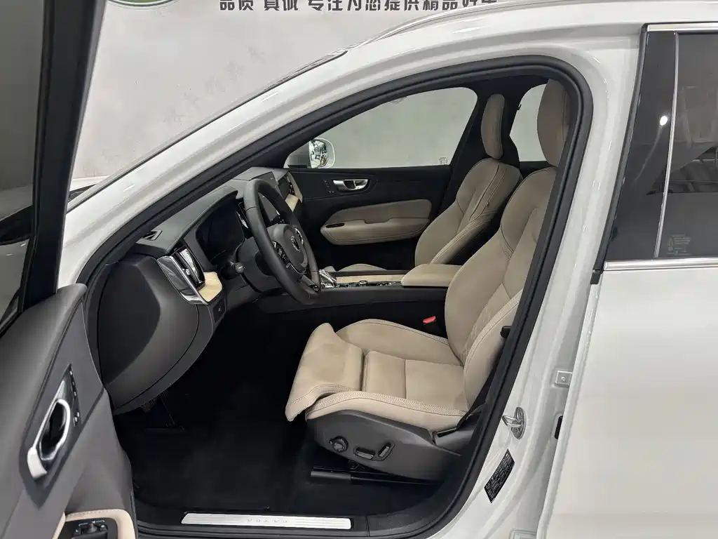 Volvo XC60 2025 — фото 11