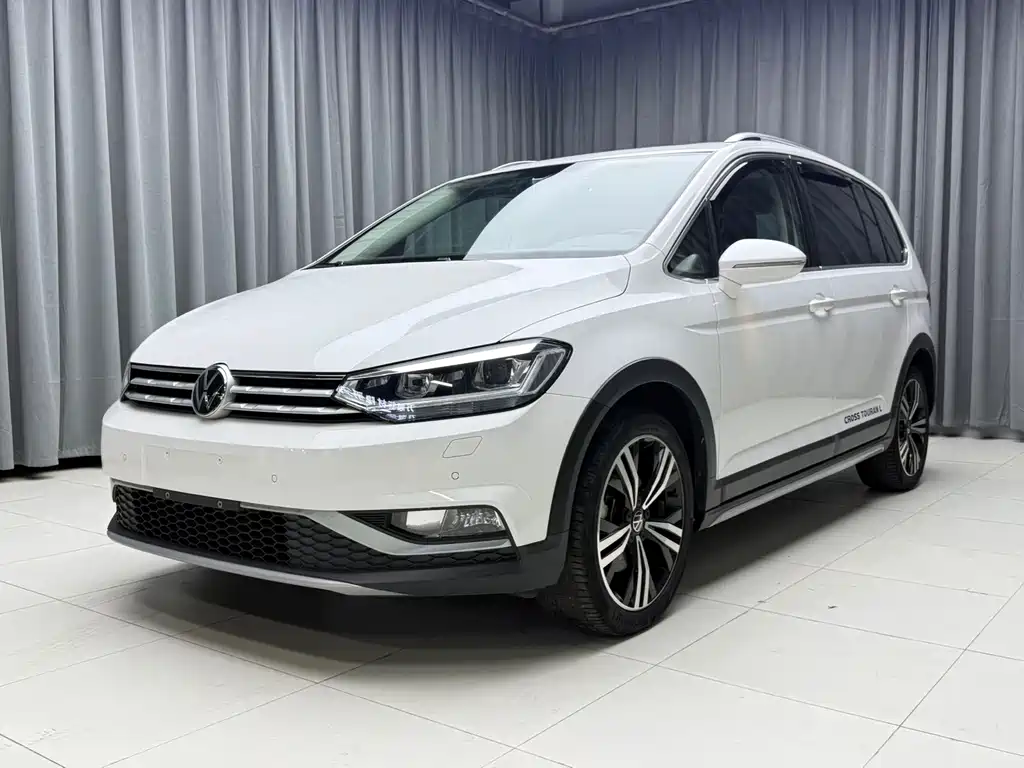 Volkswagen Touran 2023 — фото 1