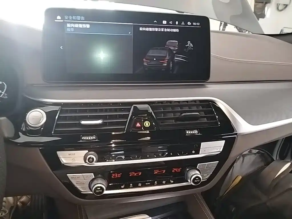BMW 5 Series New Energy 2021 — фото 13