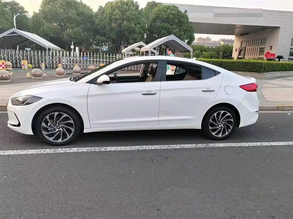 Hyundai Elantra 2020 — фото 3