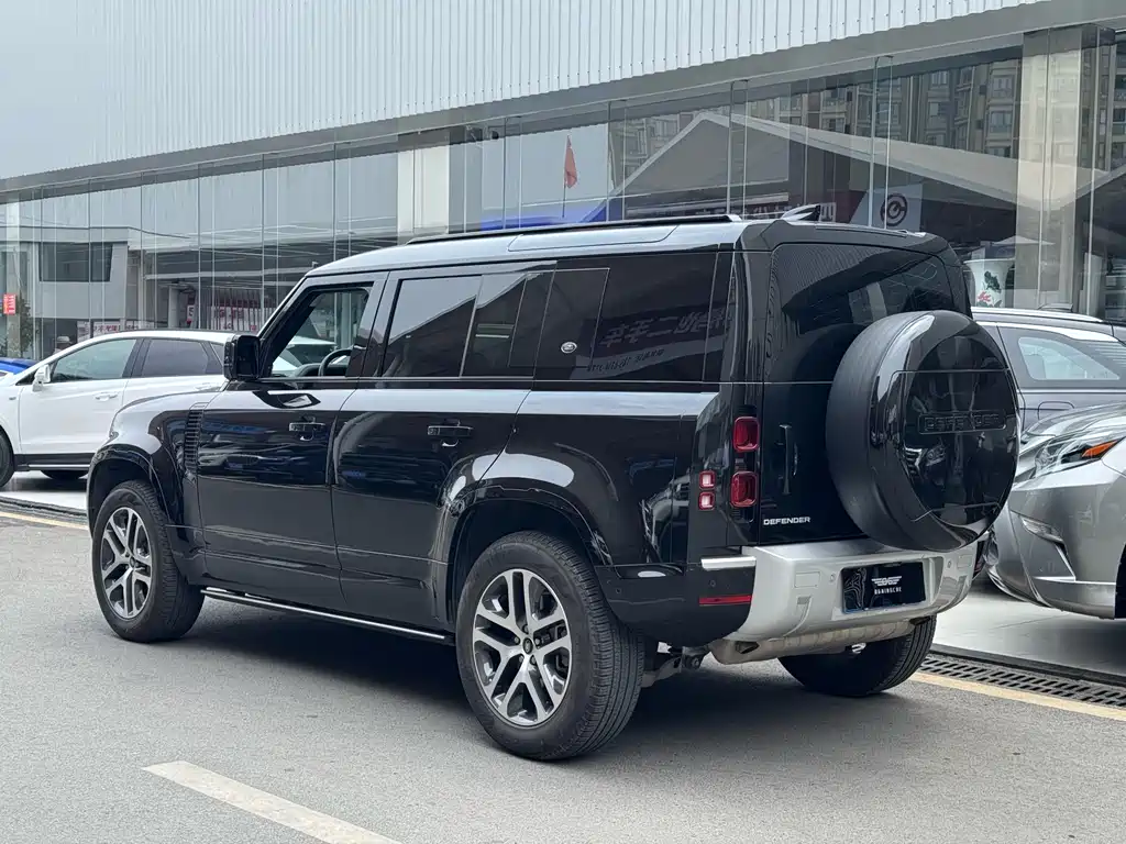 Land Rover Defender 2024