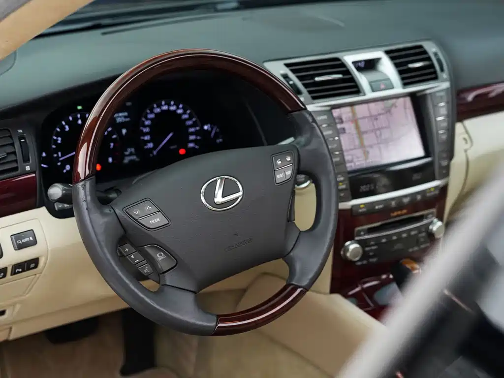 Lexus LS 2010 — фото 12