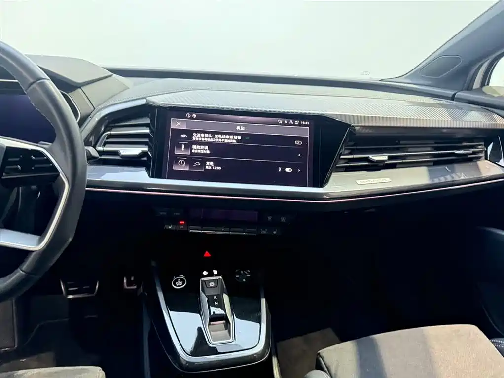 Audi Q4 e-tron 2023 — фото 14