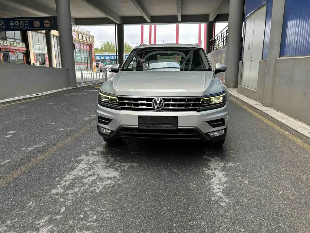 Volkswagen Tiguan L 2017 — фото 1