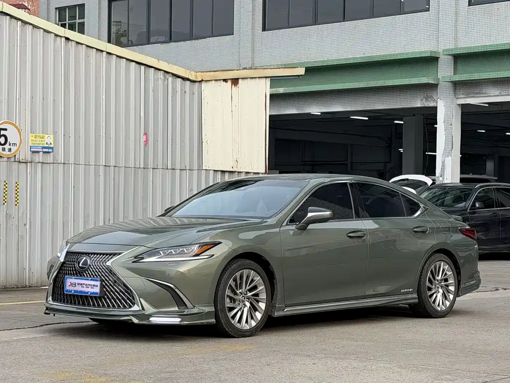 Lexus ES 2020 — фото 1