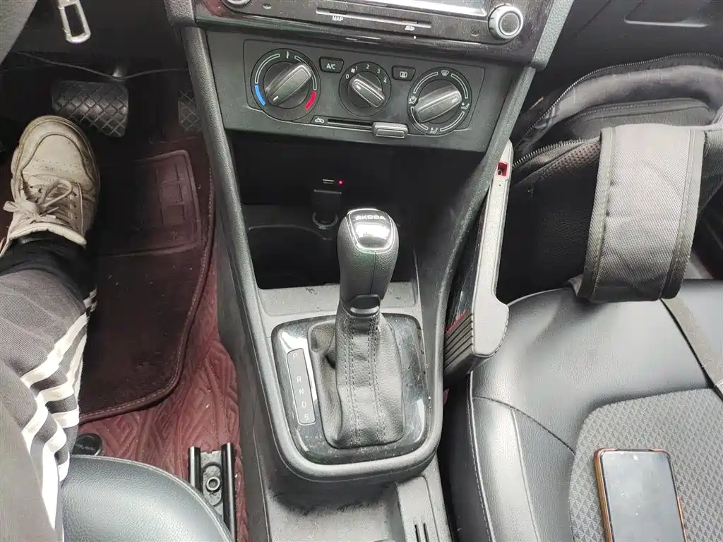 Skoda Rapid Spaceback 2015 — фото 10