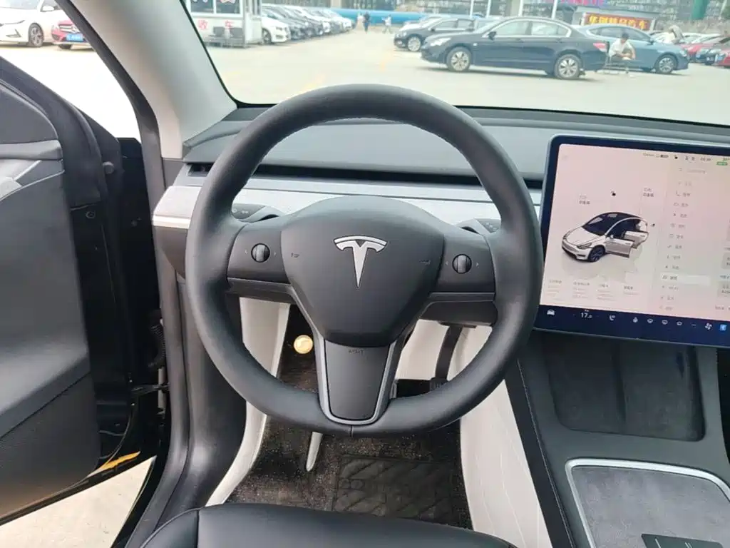 Tesla Model Y 2024 — фото 11