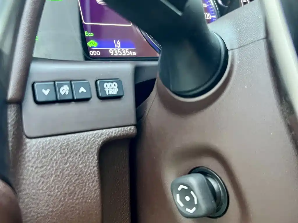 Lexus ES 2018 — фото 11