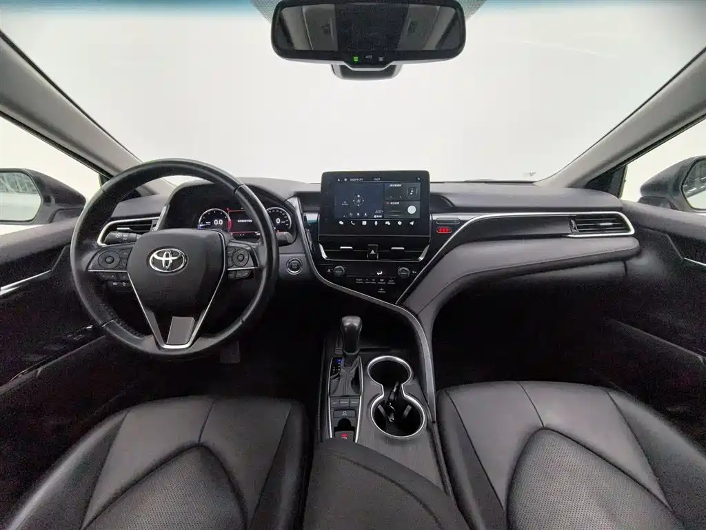 Toyota Camry 2023 — фото 5